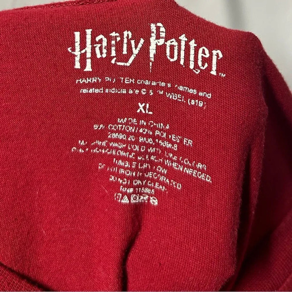 Universal Studios The Wizarding World of Harry Potter Gryffindor House TShirt - Picture 6 of 7